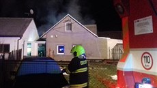Pět jednotek hasičů zasahovalo v noci na sobotu u požáru domu v Bystřici pod... Pět jednotek hasičů zasahovalo v noci na sobotu u požáru domu v Bystřici pod...