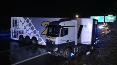 Nehoda kamionu zablokovala část Pražského okruhu směr letiště. (14. ledna 2019) Nehoda kamionu zablokovala část Pražského okruhu směr letiště. (14. ledna 2019)