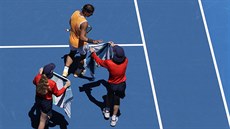 Rafael Nadal si v australské výhni ádá runíky.