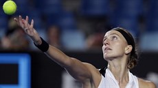 Petra Kvitová pi podání bhem 1. kola Australian Open.