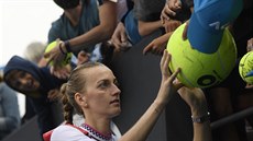 Podpisy fanoukm. Petra Kvitová po výhe ve 2. kole Australian Open nala as...