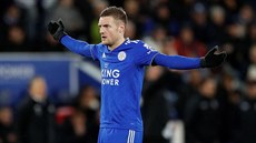 Útoník Jamie Vardy (Leicester) nevícn rozhazuje rukama v prbhu souboje se...