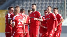 Hrái Zbrojovky Brno se radují ze vsteleného gólu do sít Táborska v...