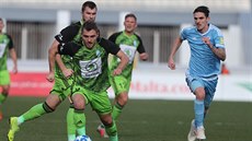 Momentka z utkání mezi Mladou Boleslaví (v zeleném) a Slovanem Bratislava během... Momentka z utkání mezi Mladou Boleslaví (v zeleném) a Slovanem Bratislava během...