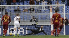 Brankář FC Turín Salvatore Sirigu dostává gól od hráče AS Řím Aleksandera... Brankář FC Turín Salvatore Sirigu dostává gól od hráče AS Řím Aleksandera...