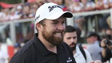 Irský golfista Shane Lowry se raduje po vítězství na turnaji v Abú Zabí. Irský golfista Shane Lowry se raduje po vítězství na turnaji v Abú Zabí.