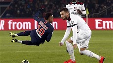 Neymar z PSG (vlevo) padá po kontaktu s Lucasem Deauxem z Guingampu. Neymar z PSG (vlevo) padá po kontaktu s Lucasem Deauxem z Guingampu.