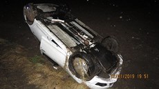 Auto skončilo na střeše Auto skončilo na střeše