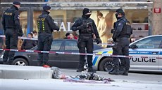V Praze na Václavském náměstí u sochy svatého Václava polil hořlavinou a... V Praze na Václavském náměstí u sochy svatého Václava polil hořlavinou a...
