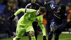 Fotbalista Barcelony Denis Suárez (vlevo) a záložník Levante Moses Simon... Fotbalista Barcelony Denis Suárez (vlevo) a záložník Levante Moses Simon...