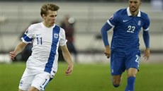 Finský fotbalový reprezentant Riku Riski (vlevo) v akci během utkání proti... Finský fotbalový reprezentant Riku Riski (vlevo) v akci během utkání proti...