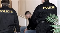 Muže obviněného z přepadení čtyř pošt hlídají policisté v budově soudu před... Muže obviněného z přepadení čtyř pošt hlídají policisté v budově soudu před...