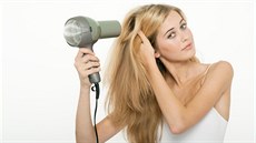 Správné fénování? Suchý vzduch, který necháte působit na kořínky vlasů.... Správné fénování? Suchý vzduch, který necháte působit na kořínky vlasů....
