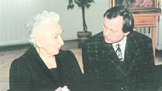 V roce 1997 oslavila Zdeňka Bezděková devadesátiny. Popřát jí přišel i tehdejší... V roce 1997 oslavila Zdeňka Bezděková devadesátiny. Popřát jí přišel i tehdejší...