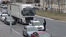 Řidič odstavil v Břeclavi svůj kamion v rušné Sovadinově ulici a odešel do... Řidič odstavil v Břeclavi svůj kamion v rušné Sovadinově ulici a odešel do...
