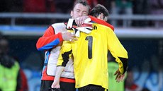 Jaromír Blažek (vlevo) utěšuje Petra Čecha po prohraném boji o postup do... Jaromír Blažek (vlevo) utěšuje Petra Čecha po prohraném boji o postup do...