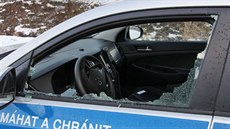 Na policejní auto v Hranicích na Přerovsku hodil opilý mladík lahev od alkoholu... Na policejní auto v Hranicích na Přerovsku hodil opilý mladík lahev od alkoholu...