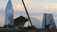Stavba pokusné rakety konceptu Starship na raketodromu SpaceX v jiním Texasu