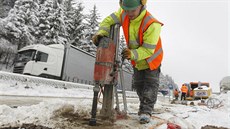 Dělníci začali s opravou dutin pod problémovým úsekem dálnice D1 mezi Humpolcem... Dělníci začali s opravou dutin pod problémovým úsekem dálnice D1 mezi Humpolcem...