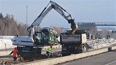 Na problémovém úseku D1 mezi Humpolcem a Větrným Jeníkovem začala firma Eurovia... Na problémovém úseku D1 mezi Humpolcem a Větrným Jeníkovem začala firma Eurovia...
