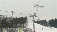 V Bukové hoře spadl strom na lanovku. V Bukové hoře spadl strom na lanovku.