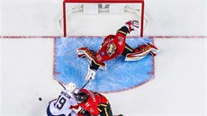 Brankář Calgary David Rittich zasahuje v utkání proti Floridě. Brankář Calgary David Rittich zasahuje v utkání proti Floridě.