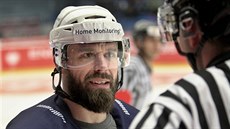 Milan Gulaš z Plzně diskutuje v semifinále Ligy mistrů v s rozhodčím. Milan Gulaš z Plzně diskutuje v semifinále Ligy mistrů v s rozhodčím.