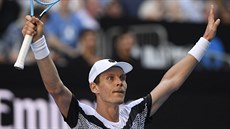 Tomáš Berdych slaví na Australian Open postup. Tomáš Berdych slaví na Australian Open postup.