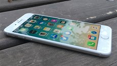iPhone 8 Plus. Také u toho bylo možné baterii levně vyměnit iPhone 8 Plus. Také u toho bylo možné baterii levně vyměnit