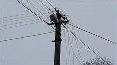 Kvůli potrhaným drátům bylo bez elektřiny nejméně dvacet domácností. Kvůli potrhaným drátům bylo bez elektřiny nejméně dvacet domácností.