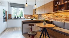 Také v kuchyni použili architekti „obnažené“ cihly. Industriální prvek sem... Také v kuchyni použili architekti „obnažené“ cihly. Industriální prvek sem...
