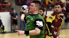 Karvinský házenkář Tymoteusz Piatek střílí na branku Dukly. Karvinský házenkář Tymoteusz Piatek střílí na branku Dukly.