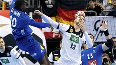 Tvrdý souboj německého házenkáře Hendrika Pekelera (uprostřed) s Francouzem... Tvrdý souboj německého házenkáře Hendrika Pekelera (uprostřed) s Francouzem...