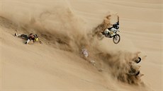 Srážka českého motocyklisty Jana Brabce (vlevo) s Peruáncem Cesarem Pardem. Srážka českého motocyklisty Jana Brabce (vlevo) s Peruáncem Cesarem Pardem.