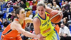 Alena Hanušová (vpravo) z USK Praha se snaží prosadit přes bránící Evu... Alena Hanušová (vpravo) z USK Praha se snaží prosadit přes bránící Evu...