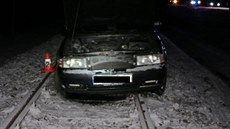 Opilý řidič si na Příbramsku spletl koleje s cestou. (14. 1. 2018) Opilý řidič si na Příbramsku spletl koleje s cestou. (14. 1. 2018)
