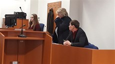 Jaroslav Švejda se svou obhájkyní. Jaroslav Švejda se svou obhájkyní.