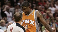 Amar'e Stoudemire z Phoenixu si stěžuje u rozhodčího Rona Garretsona. Amar'e Stoudemire z Phoenixu si stěžuje u rozhodčího Rona Garretsona.