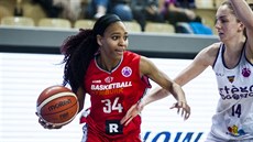 Chloe Wellsová (vlevo) táhne nymburský útok kolem Karoliny Pobozyové z... Chloe Wellsová (vlevo) táhne nymburský útok kolem Karoliny Pobozyové z...