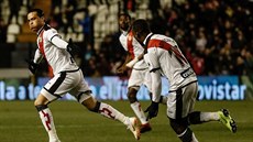 Raúl de Tomás (vlevo) z Rayo Vallecano se raduje z gólu proti Celtě Vigo. Raúl de Tomás (vlevo) z Rayo Vallecano se raduje z gólu proti Celtě Vigo.