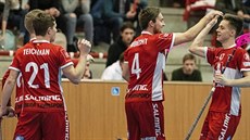 Pardubičtí florbalisté slaví gól. Uprostřed Václav Oubrecht. Pardubičtí florbalisté slaví gól. Uprostřed Václav Oubrecht.
