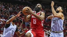 James Harden (v červeném) z Houstonu se dere ke koši Memphisu mezi Mikem... James Harden (v červeném) z Houstonu se dere ke koši Memphisu mezi Mikem...