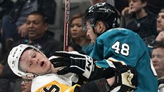 Tomá Hertl (vpravo) ze San Jose se srazil s Jakem Guentzelem z Pittsburghu.