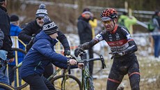 Emil Hekele v depu na cyklokrosovém mistrovství České republiky v Holých Vrších. Emil Hekele v depu na cyklokrosovém mistrovství České republiky v Holých Vrších.