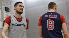 Tomáš Satoranský (vlevo) a Sam Dekker na tréninku washingtonských basketbalistů... Tomáš Satoranský (vlevo) a Sam Dekker na tréninku washingtonských basketbalistů...
