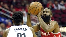 James Harden (vpravo) z Houstonu střílí na koš Brooklynu přes Treveona Grahama. James Harden (vpravo) z Houstonu střílí na koš Brooklynu přes Treveona Grahama.