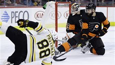 David Pastrňák (vlevo) z Bostonu prostřelil obránce Radka Gudase (vlevo) i... David Pastrňák (vlevo) z Bostonu prostřelil obránce Radka Gudase (vlevo) i...