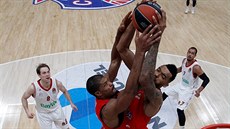 Kyle Hines (vlevo v erveném) a Joel Bolomboy z CSKA spolen doskoili v...