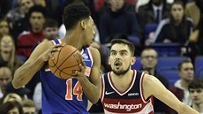 Tomáš Satoranský (vpravo) z Washingtonu brání Allonza Triera z New Yorku. Tomáš Satoranský (vpravo) z Washingtonu brání Allonza Triera z New Yorku.