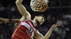 Tomáš Satoranský z Washingtonu smečuje proti New Yorku. Tomáš Satoranský z Washingtonu smečuje proti New Yorku.